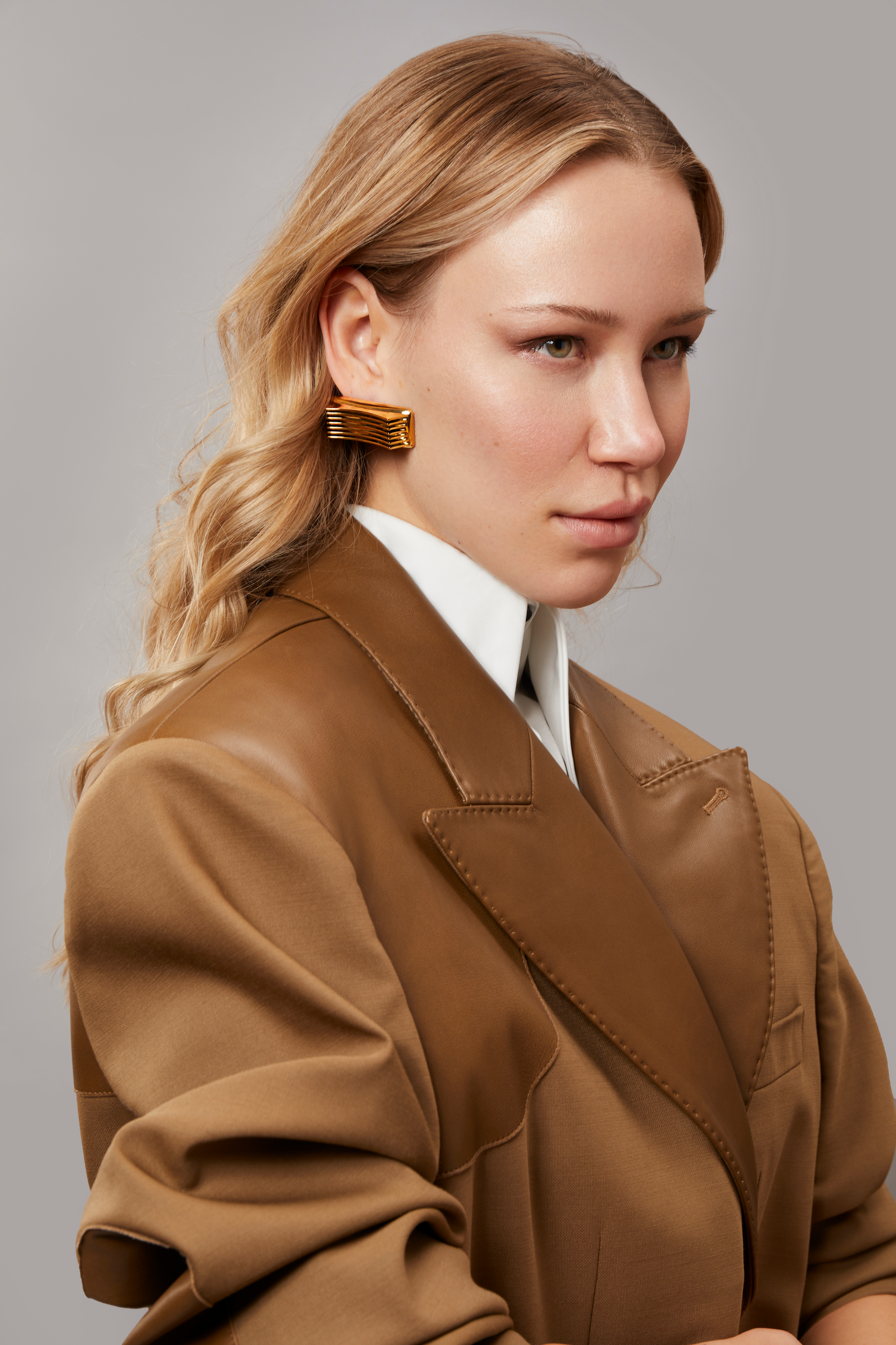 Naomi – Gold Pin Earrings