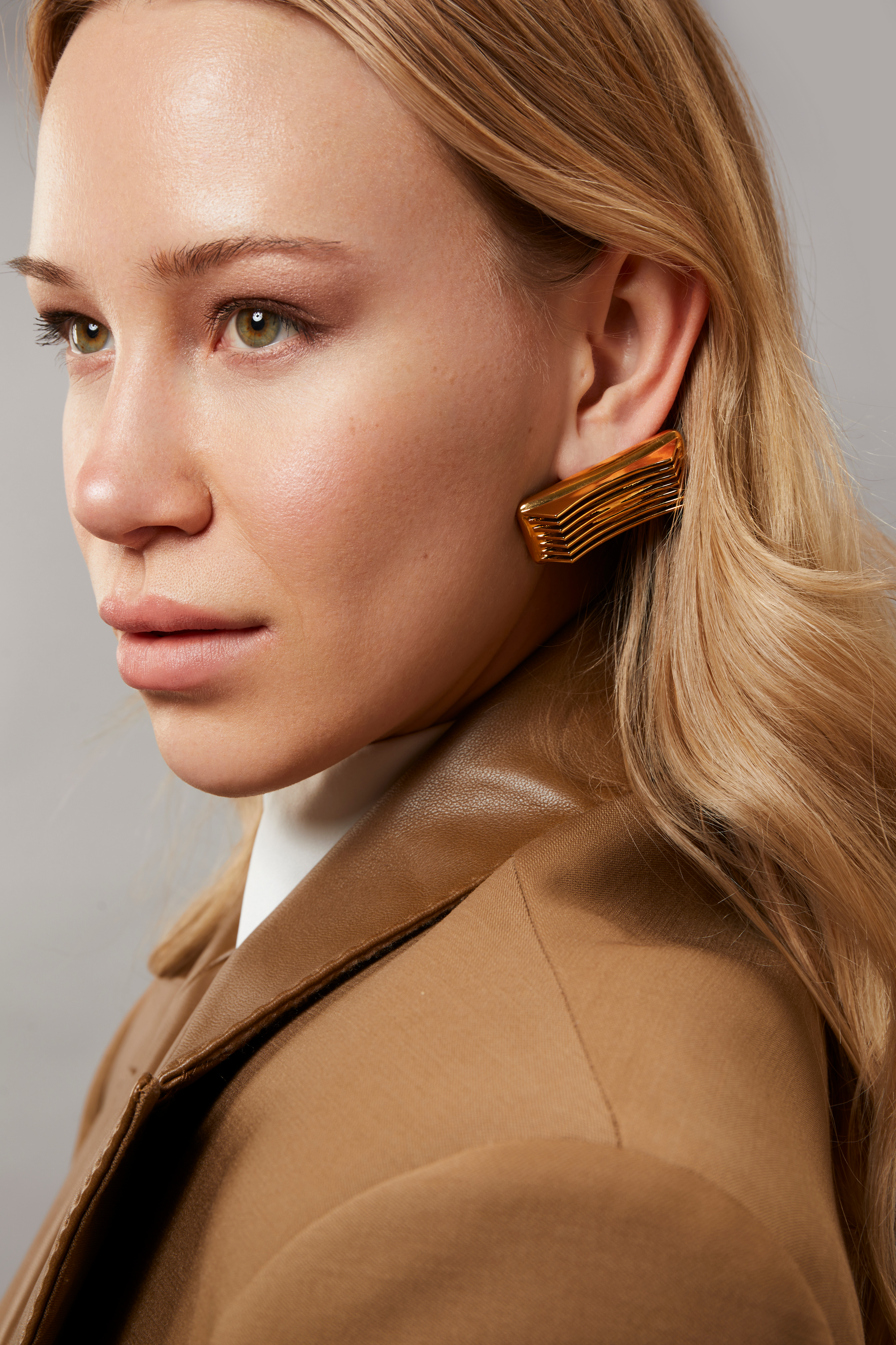 Naomi – Gold Pin Earrings